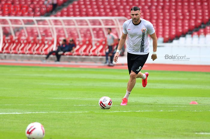 Striker asing Persija Jakarta, Marco Simic, sedang melakukan latihan  jelang laga melawan Borneo FC di Stadion Gelora Bung Karno (1/3/2020)