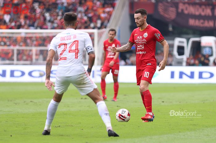 Gelandang Persija Jakara, Marc Klok, saat mencoba memberi umpan ketika menghadapi Borneo FC di Stadion Gelora Bung Karno, Jakarta (1/3/2020)