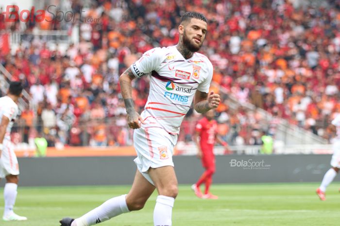 Bek Borneo FC, Diego Michiels, saat pertandingan melawan Persija Jakarta di Stadion Utama Gelora Bung Karno, Jaakarta, (1/3/2020)