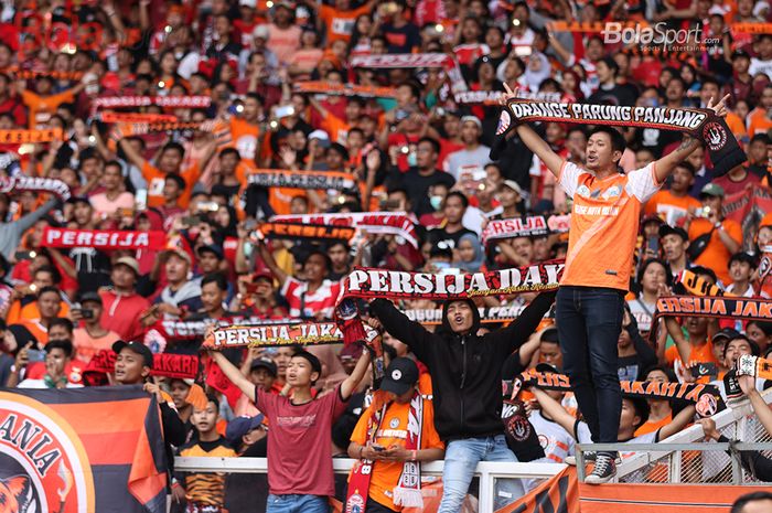 Suporter Persija Jakarta, Jak Mania, saat laga Persija Jakarta melawan Borneo FC di Stadion Gelora Bung Karno Jakarta (1/3/2020)