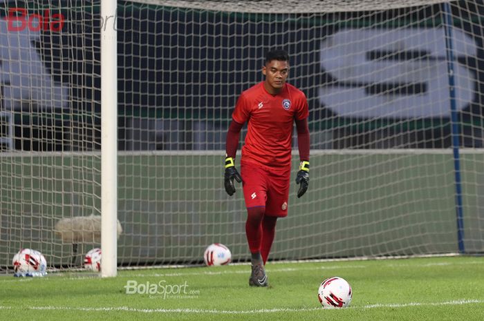 Kiper Arema FC, Teguh Amiruddin, sedang latihan jelang  laga Persikabo melawan Arema FC di Stadion Pakansari, Bogor (2/3/2020)