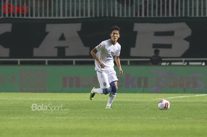 Gelandang Arema FC, Oh In Kyun, sedang menggiring bola saat laga Persikabo melawan Arema FC di Stadion Pakansari, Bogor (2/3/2020)