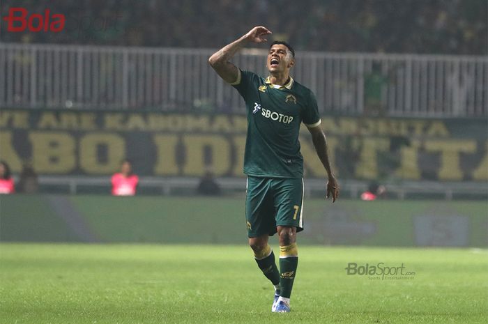 Striker Persikabo, Ciro Henrique Alves (Ciro Alves) sedang meluapkan ekspresi ketika sulit menembus pertahanan Arema FC  saat laga Persikabo melawan Arema FC di Stadion Pakansari, Bogor (2/3/2020)