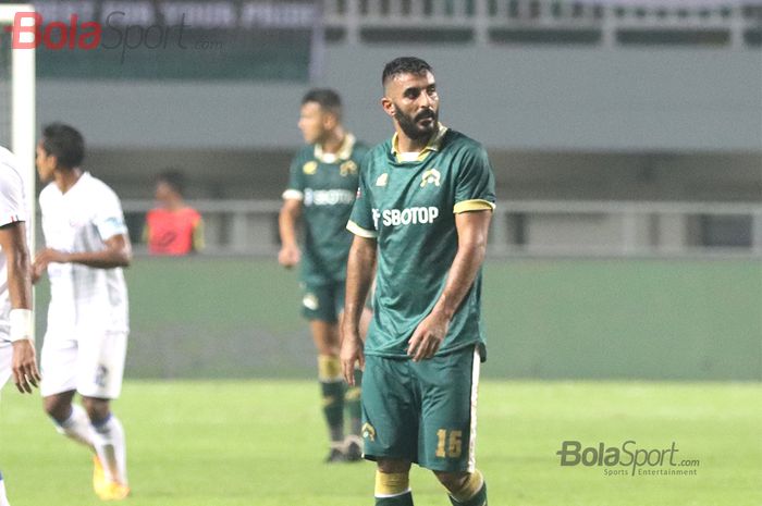 Bek Persikabo, Artyom Filiposyan saat laga Persikabo melawan Arema FC di Stadion Pakansari, Bogor (2/3/2020)