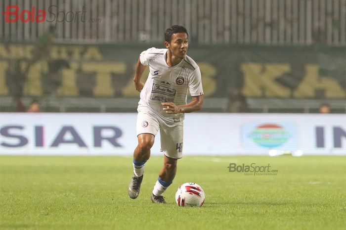 Pemain Sayap Arema FC, Dendi Santoso sedang menggiring bola saat laga Persikabo melawan Arema FC di Stadion Pakansari, Bogor (2/3/2020)