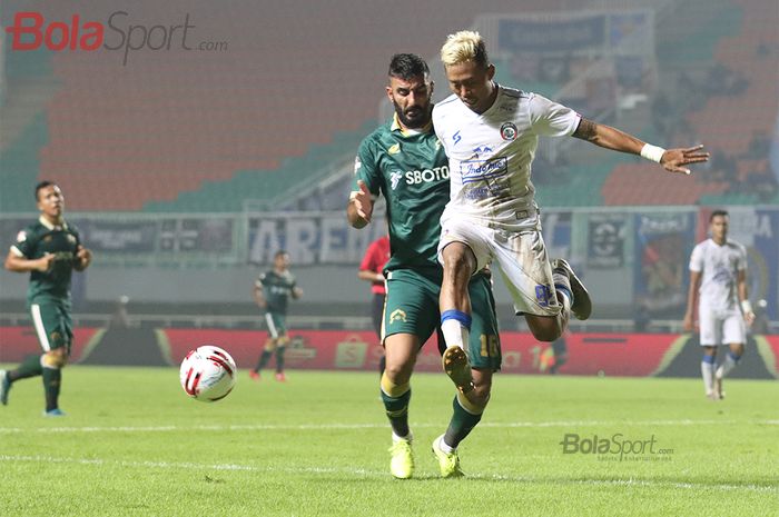 Kushedya Hari Yudo sedang berduel dengan Artyom Filiposyan saat laga Persikabo melawan Arema FC di Stadion Pakansari, Bogor (2/3/2020)