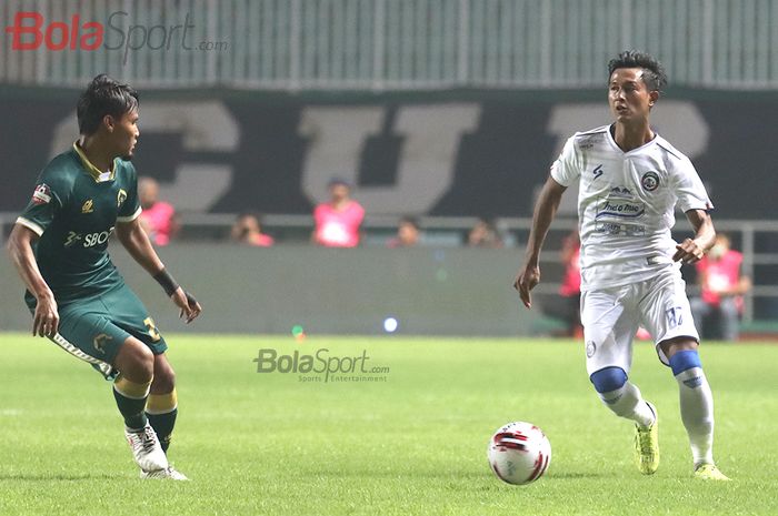 Bek Arema FC, Ahmad Alfarizi sedang mencoba melewati lawan, saat laga Persikabo melawan Arema FC di Stadion Pakansari, Bogor (2/3/2020)