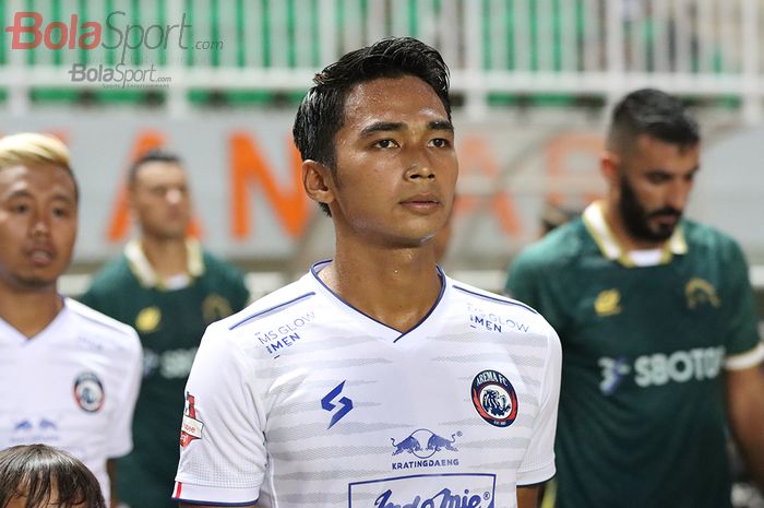 Bek Arema FC, Bagas Adi Nugroho edang memasuki lapangan kala laga Persikabo melawan Arema FC di Stadion Pakansari, Bogor (2/3/2020)