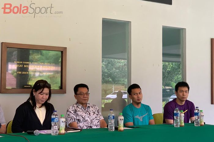 Kabid Binpres PBSI, Susy Susanti, Sekjen PBSI, Achmad Budiharto, serta pasangan ganda putra Mohammad Ahsan dan Hendra Setiawan pada konferensi pers jelang All England Open 2020 di Pelatnas PBSI di Cipayung, Jakarta, Kamis (5/3/2020).
