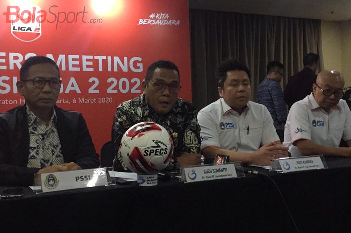 Direktur Utama PT Liga Indonesia Baru, Cucu Somantri kedua dari kiri setelah melakukan manager meeting kompetisi Liga 2 2020, di Hotel Four Point, Jakarta, Jumat (6/3/2020).