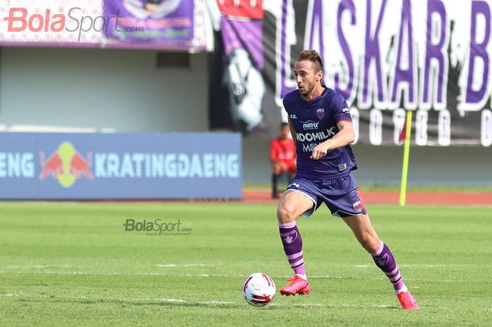 Gelandang asing Persita Tanggerang, Eldar Hasanovic saat menghadapi PSM Makassar di Stadion Sport Centre, Tanggerang (6/3/2020)