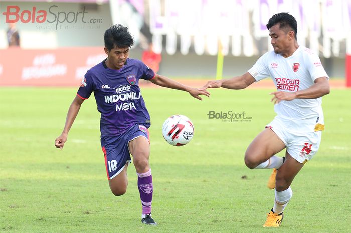 Aldi Al Achya sedang berduel dengan Asnawi Mangkualam saat PSM Makassar menghadapi Persita Tanggerang di Stadion Sport Centre, Tangerang (6/3/2020)