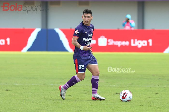 Gelandang asing Persita Tanggerang, Mateo Bustos sedang menguasai bola saat menghadapi PSM Makassar di Stadion Sport Centre, Tanggerang (6/3/2020)