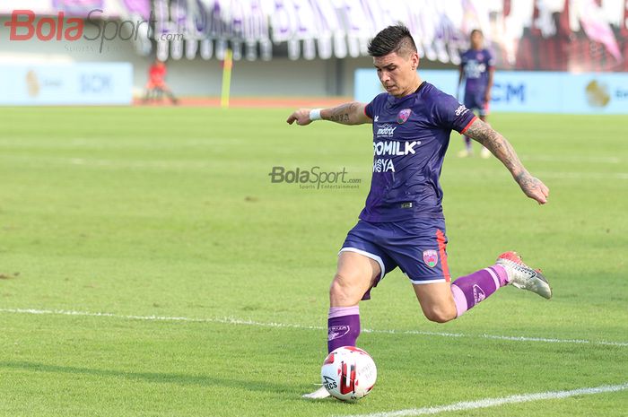 Gelandang asing Persita Tanggerang, Mateo Bustos, saat menghadapi PSM Makassar di Stadion Sport Centre, Tangerang (6/3/2020)