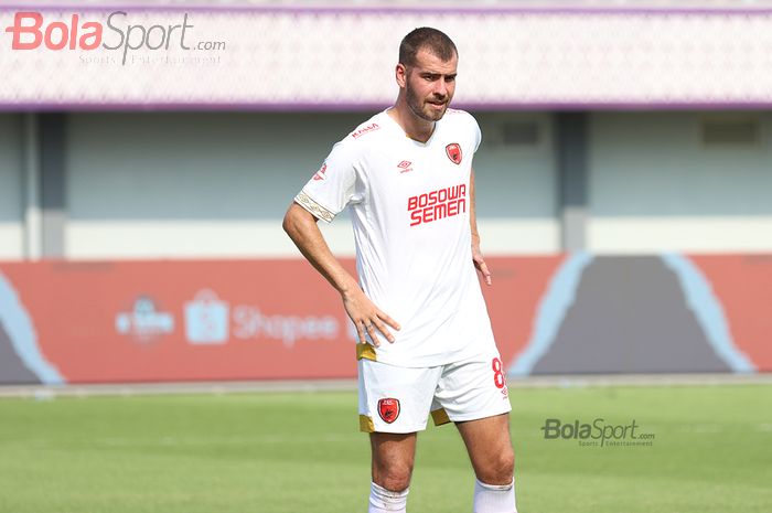 Gelandang asing PSM Makassar, Wiljan Pluim saat menghadapi Persita Tanggerang di Stadion Sport Centre, Tanggerang (6/3/2020)