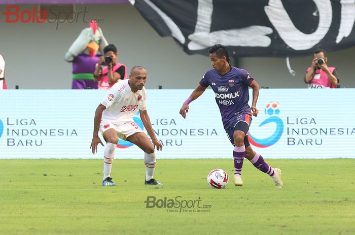 Bek Persita Tanggerang, Muhammad Toha sedang berduel dengan Rony Beroperay saat PSM Makassar menghadapi Persita Tanggerang di Stadion Sport Centre, Tangerang (6/3/2020)