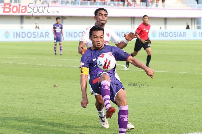 Hamka Hamzah saat berduel dengan Osas Saha saat PSM Makassar menghadapi Persita Tanggerang di Stadion Sport Centre, Tangerang (6/3/2020)