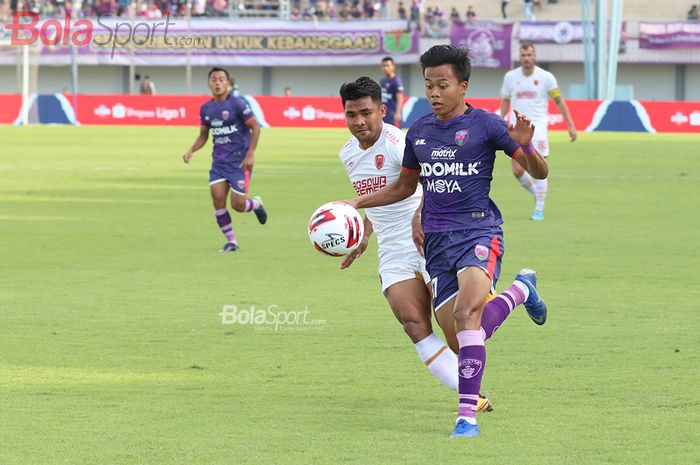 Bek Persita Tangerang, Edo Febriansyah, sedang menggiring bola saat menghadapi PSM Makassar di Stadion Sport Centre, Tangerang (6/3/2020)