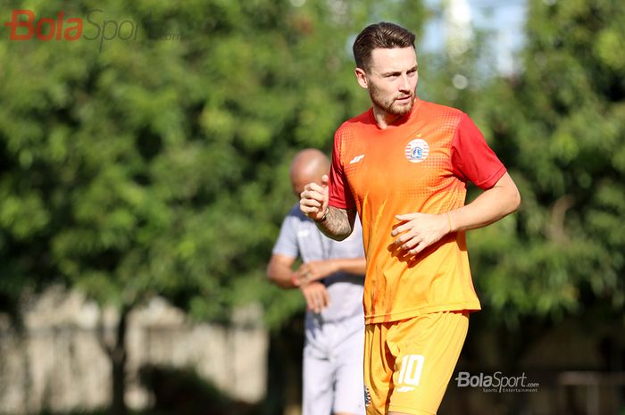 Gelandang Persija Jakarta, Marc Klok, ketika menjalani latihan di Lapangan Sutasoma Halim, Jakarta Timur (9/3/2020)