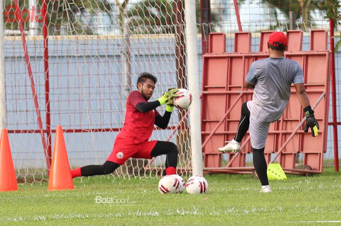 Kiper Persija Jakarta, Adixi Lenzivio, ketika menjalani latihan di Lapangan Sutasoma Halim, Jakarta Timur (9/3/2020)