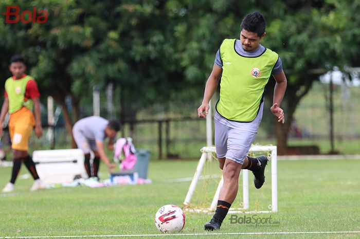 Manajer Persija Jakarta, Bambang Pamungkas,  ketika menjalani latihan bersama di Lapangan Sutasoma Halim, Jakarta Timur (9/3/2020)