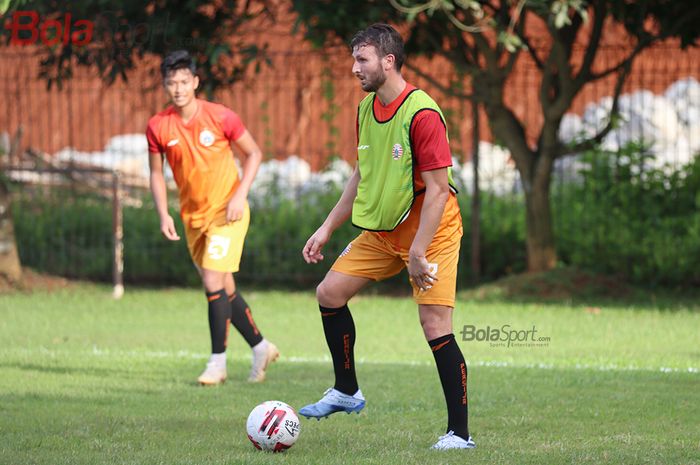 Pemain asing Persija Jakarta, Marco Motta, ketika menjalani latihan di Lapangan Sutasoma Halim, Jakarta Timur (9/3/2020)