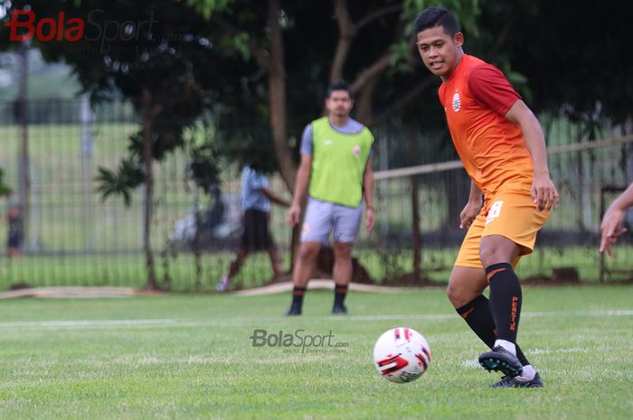 Pemain Depan Persija Jakarta, Taufik Hidayat,  ketika menjalani latihan di Lapangan Sutasoma Halim, Jakarta Timur (9/3/2020)