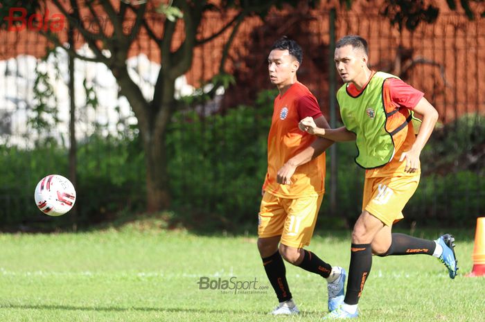 Hamra Hehanusa dan Novri Setiawan ketika menjalani latihan bersama skuad Persija Jakarta di Lapangan Sutasoma Halim, Jakarta Timur (9/3/2020)
