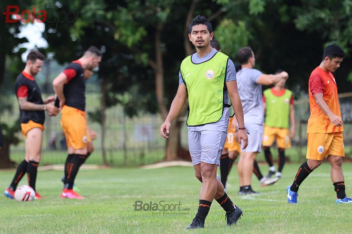 Manajer Persija Jakarta, Bambang Pamungkas,  ketika menjalani latihan bersama di Lapangan Sutasoma Halim, Jakarta Timur (9/3/2020)