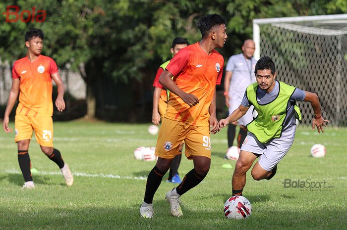 Bambang Pamungkas sedang mencoba merebut bola yang dikuasai oleh Rafli Mursalim ketika menjalani latihan di Lapangan Sutasoma Halim, Jakarta Timur (9/3/2020)