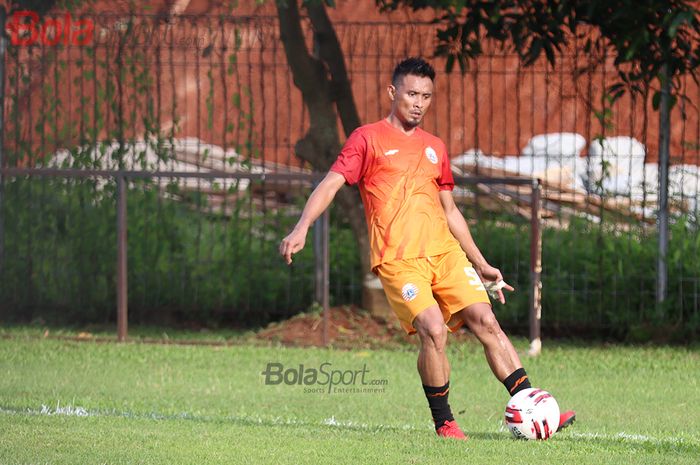 Bek Persija Jakarta, Maman Abdurrahman, ketika menjalani latihan di Lapangan Sutasoma Halim, Jakarta Timur (9/3/2020)