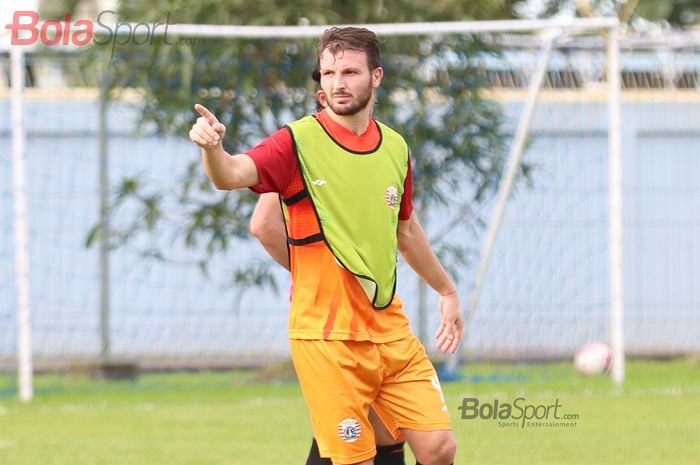 Pemain asing Persija Jakarta, Marco Motta, ketika menjalani latihan di Lapangan Sutasoma Halim, Jakarta Timur (9/3/2020)