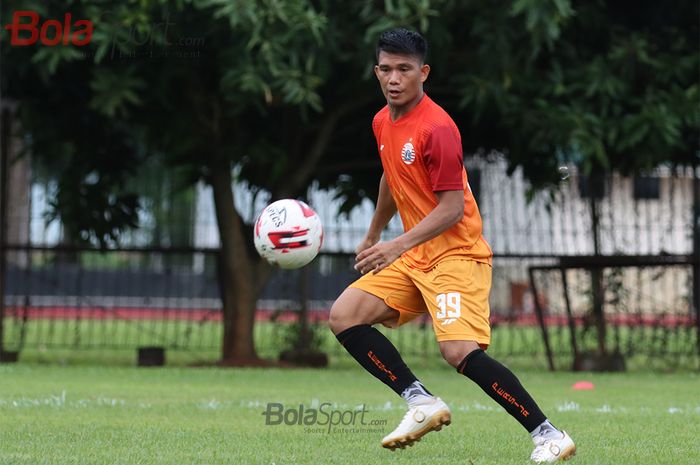 Mantan Gelandang Persija Jakarta, Sandi Sute,  ketika menjalani latihan di Lapangan Sutasoma Halim, Jakarta Timur (9/3/2020)