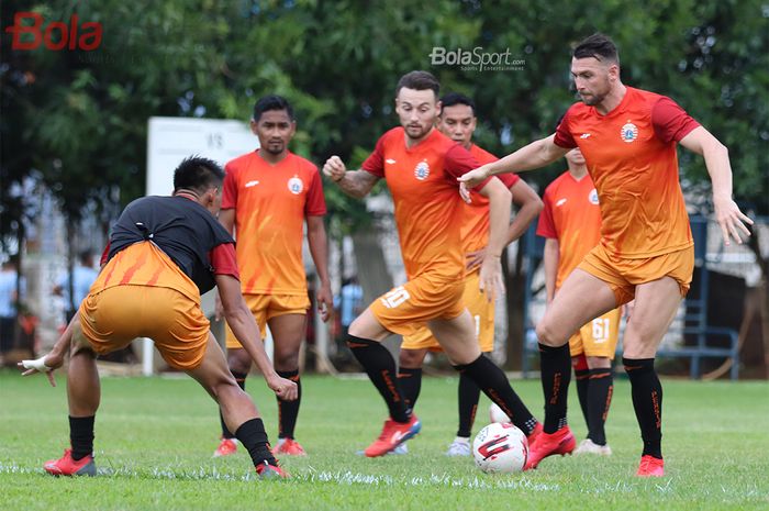 Marko Simic, Marc Klok, dan para pemain Persija Jakarta ketika menjalani latihan di Lapangan Sutasoma Halim, Jakarta Timur (9/3/2020)