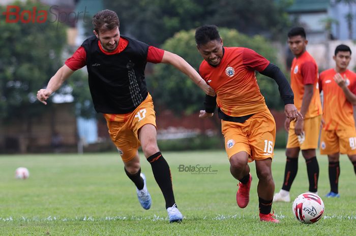 Tony Sucipto sedang berduel dengan Marco Motta ketika menjalani latihan  bersama skuad Persija Jakarta di Lapangan Sutasoma Halim, Jakarta Timur (9/3/2020)