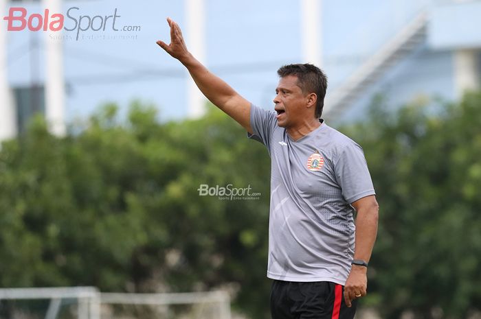 Pelatih Persija Jakarta, Sergio Farias, ketika memberikan intruksi latihan di Lapangan Sutasoma Halim, Jakarta Timur (9/3/2020)