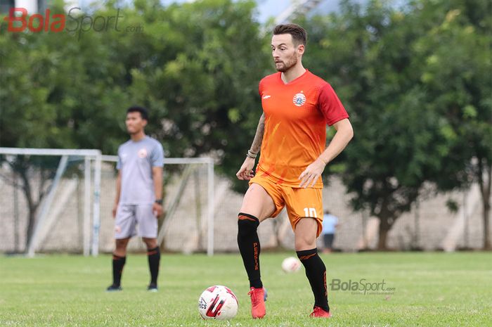 Gelandang Persija Jakarta, Marc Klok,  ketika menjalani latihan di Lapangan Sutasoma Halim, Jakarta Timur (9/3/2020)