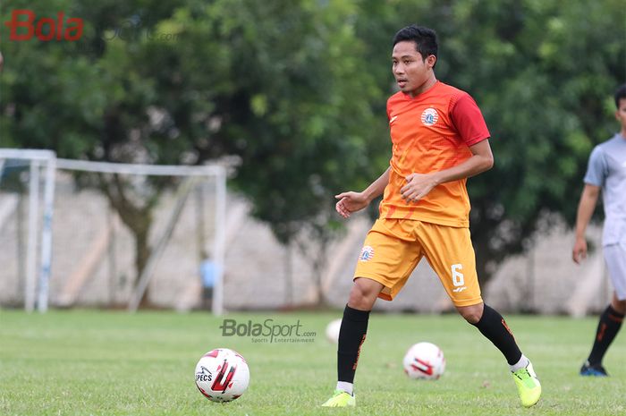 Gelandang Persija Jakarta, Evan Dimas,  ketika menjalani latihan di Lapangan Sutasoma Halim, Jakarta Timur (9/3/2020)