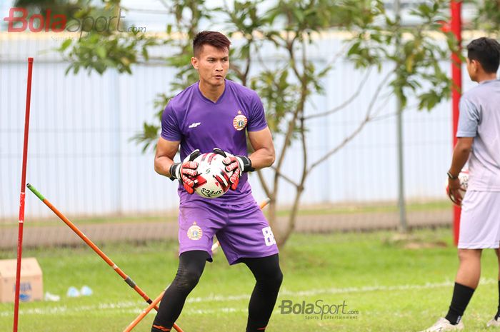 Kiper Persija Jakarta, Shahar Ginanjar, sedang menjalani latihan di Lapangan Sutasoma, Halim, Jakarta Timur (11/3/2020)