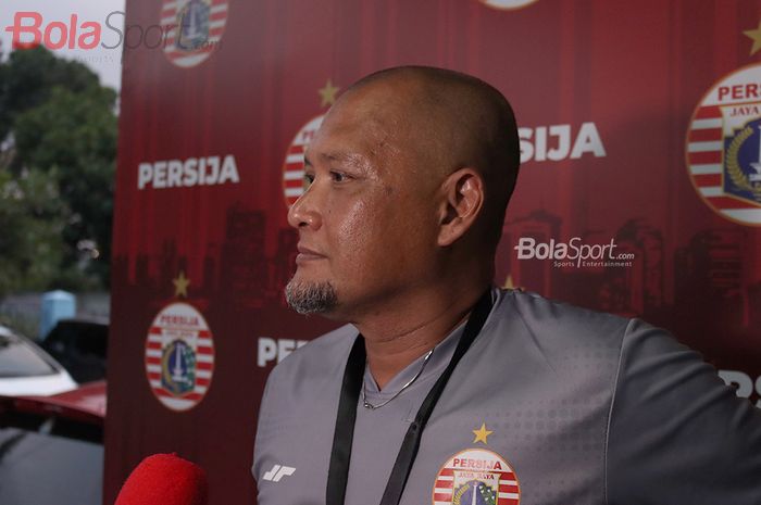 Asisten Pelatih Persija Jakarta, Sudirman, ketika diwawancarai oleh wartawan pasca latihan di Lapangan Sutasoma, Halim, Jakarta Timur (11/3/2020)