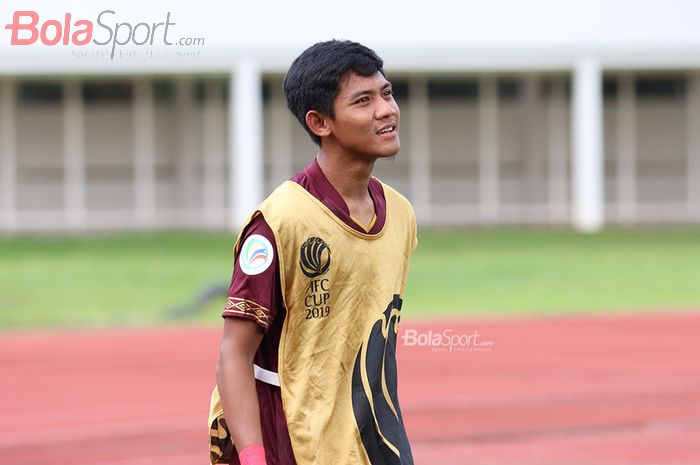 Bek PSM Makassar, Firza Andika, sedang melakukan pemanasan jelang laga AFC yang mempertemukan timnya dengan Kaya Futbol Club&ndash;Iloilo di Stadion Madya, Senayan, Jakarta Selatan (10/3/2020)