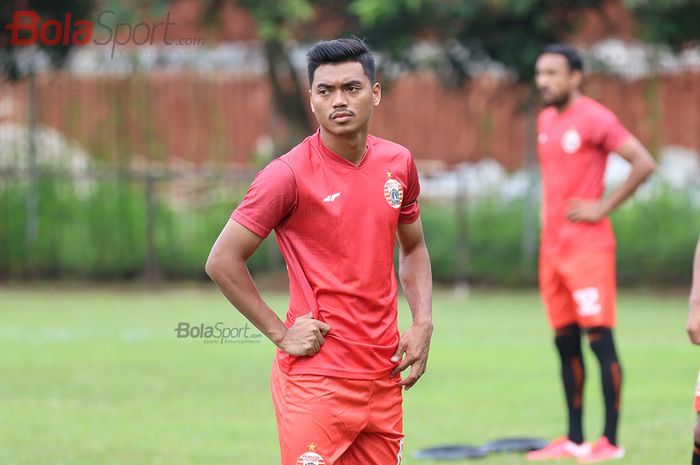 Bek Persija Jakarta, Alfath Fathier, sedang menjalani latihan di Lapangan Sutasoma, Halim, Jakarta Timur (11/3/2020)