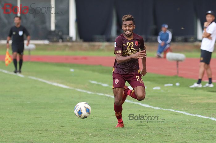 Pemain sayap PSM Makassar, Yakob Sayuri, sedang mengejar bola ketika laga AFC yang mempertemukan timnya dengan Kaya Futbol Club&ndash;Iloilo di Stadion Madya, Senayan, Jakarta Selatan (10/3/2020)