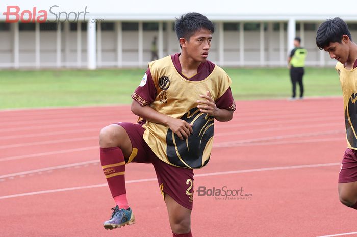 Gelandang PSM Makassar, Bayu Gatra, sedang melakkan pemanasan jelang laga AFC yang mempertemukan timnya dengan Kaya Futbol Club&ndash;Iloilo di Stadion Madya, Senayan, Jakarta Selatan (10/3/2020)