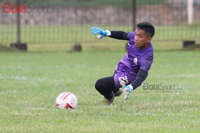 Kiper Persija Jakarta, Risky Sudirman, ketika latihan bersama di Lapangan Sutasoma, Halim, Jakarta Timur (11/3/2020)