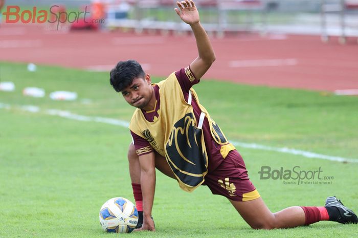 Bek PSM Makassar, Asnawi Mangkualam, sedang melakukan pemanasan jelang laga AFC yang mempertemukan timnya dengan Kaya Futbol Club&ndash;Iloilo di Stadion Madya, Senayan, Jakarta Selatan (10/3/2020)