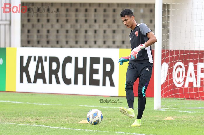 Kiper PSM Makassar, Hilman Syah, sedang latihan jelang laga  AFC yang mempertemukan timnya dengan Kaya Futbol Club&ndash;Iloilo di Stadion Madya, Senayan, Jakarta Selatan (10/3/2020)