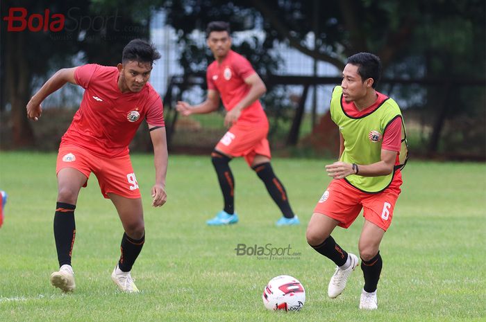 Evan Dimas sedang mencoba melewati Rafli Mursalim ketika menjalani latihan skuad Persija Jakarta di Lapangan Sutasoma, Halim, Jakarta Timur (11/3/2020)