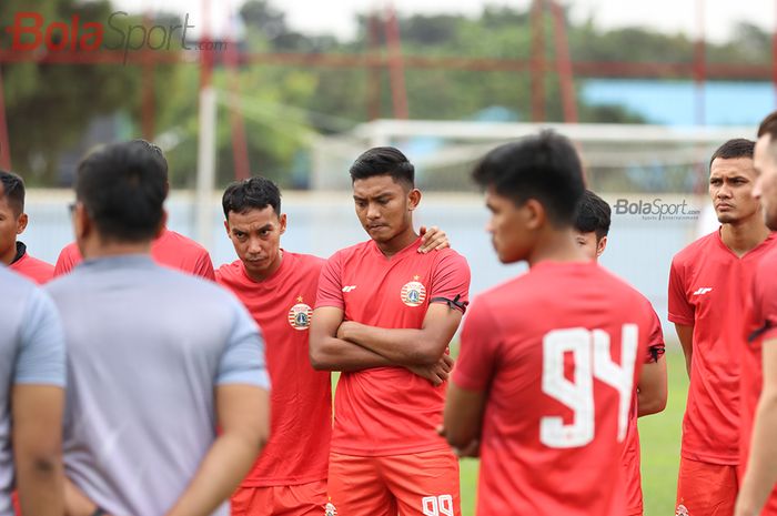 Rafli Mursalim, Novri Setiawan, beserta skuat Persija Jakarta sedang menjalani latihan di Lapangan Sutasoma, Halim, Jakarta Timur (11/3/2020)