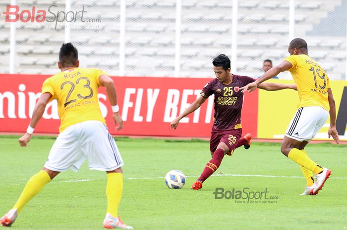 Gelandang PSM Makassar, Leo Guntara, sedang berusaha menciptakan peluang ketika laga AFC yang mempertemukan timnya dengan Kaya Futbol Club&ndash;Iloilo di Stadion Madya, Senayan, Jakarta Selatan (10/3/2020)